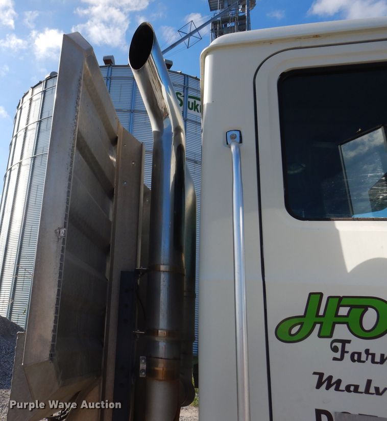 image for item IN9851 2003 Mack CH613  semi truck