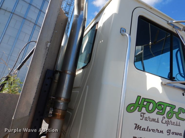 image for item IN9851 2003 Mack CH613  semi truck