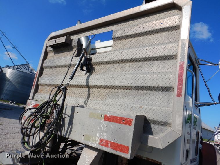 image for item IN9851 2003 Mack CH613  semi truck