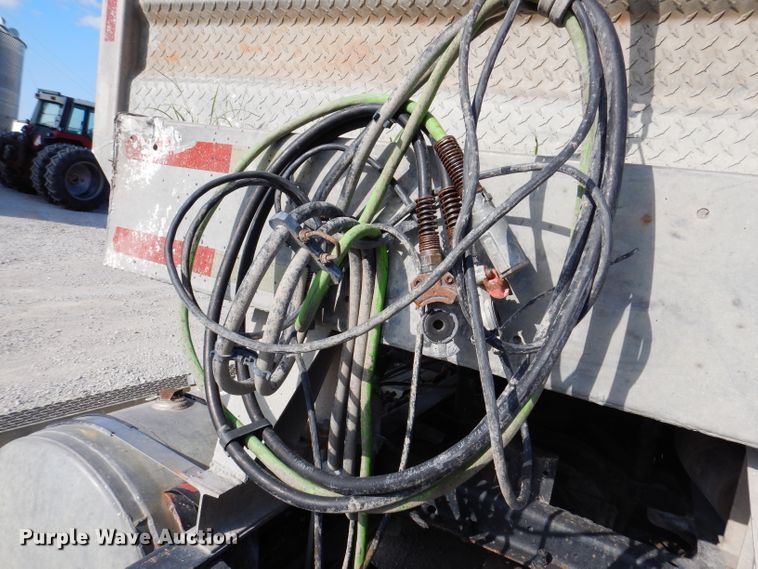 image for item IN9851 2003 Mack CH613  semi truck