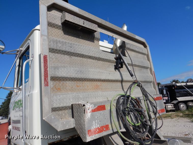 image for item IN9851 2003 Mack CH613  semi truck