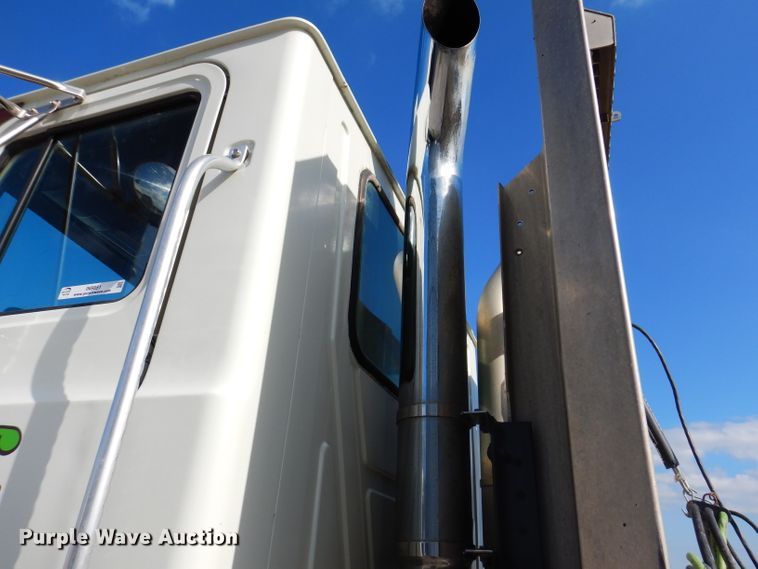 image for item IN9851 2003 Mack CH613  semi truck