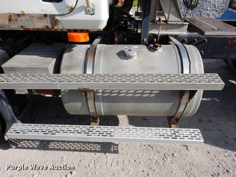 image for item IN9851 2003 Mack CH613  semi truck