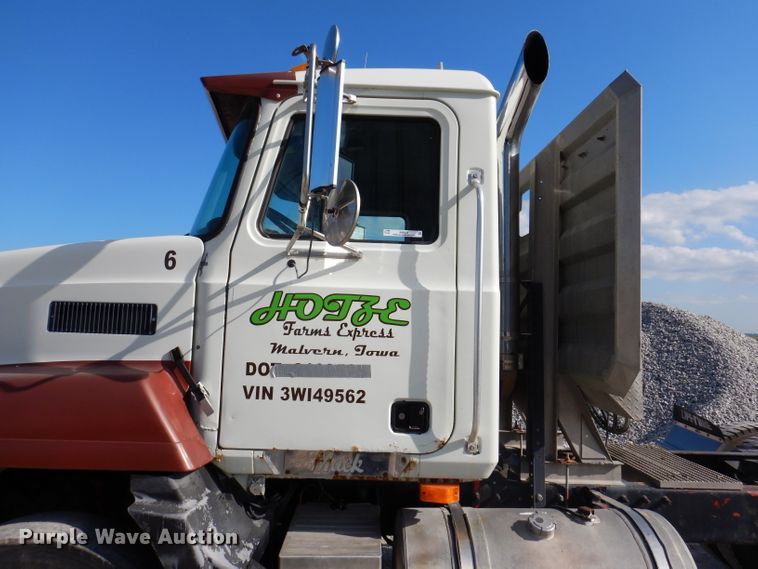 image for item IN9851 2003 Mack CH613  semi truck