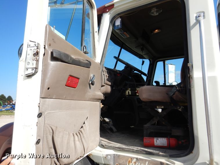 image for item IN9851 2003 Mack CH613  semi truck