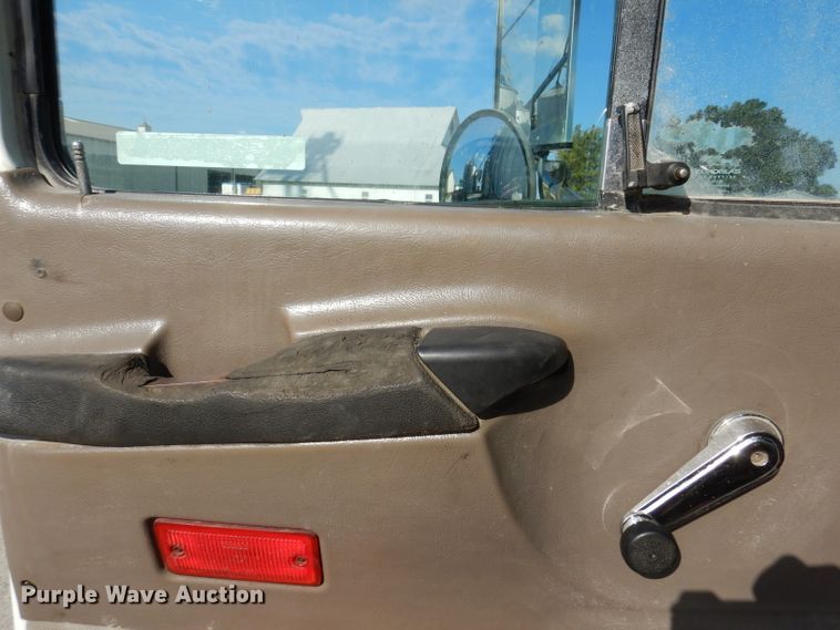 image for item IN9851 2003 Mack CH613  semi truck