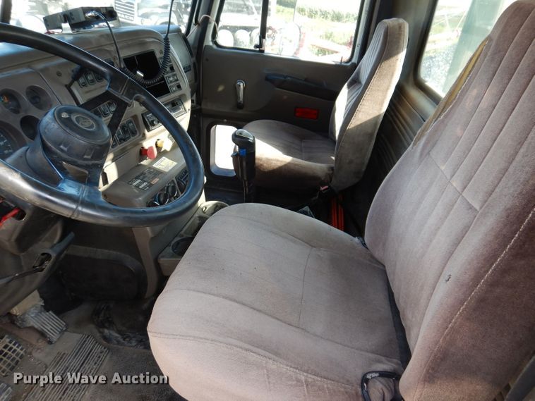 image for item IN9851 2003 Mack CH613  semi truck