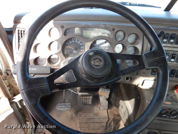 image for item IN9851 2003 Mack CH613  semi truck