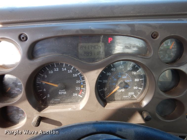 image for item IN9851 2003 Mack CH613  semi truck