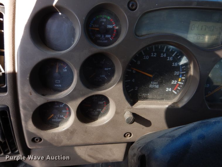 image for item IN9851 2003 Mack CH613  semi truck