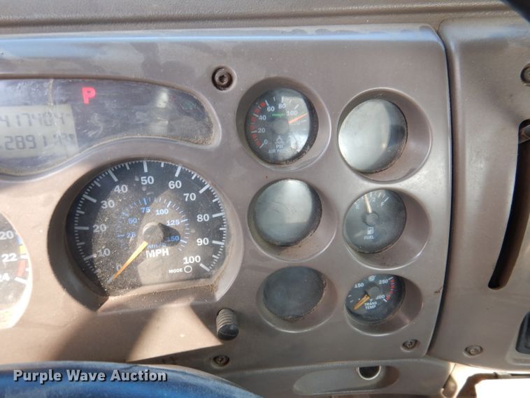 image for item IN9851 2003 Mack CH613  semi truck