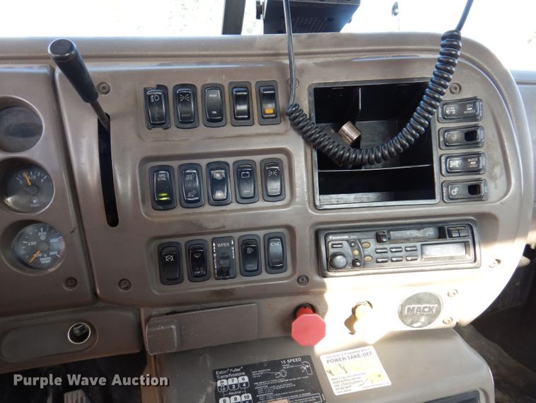 image for item IN9851 2003 Mack CH613  semi truck