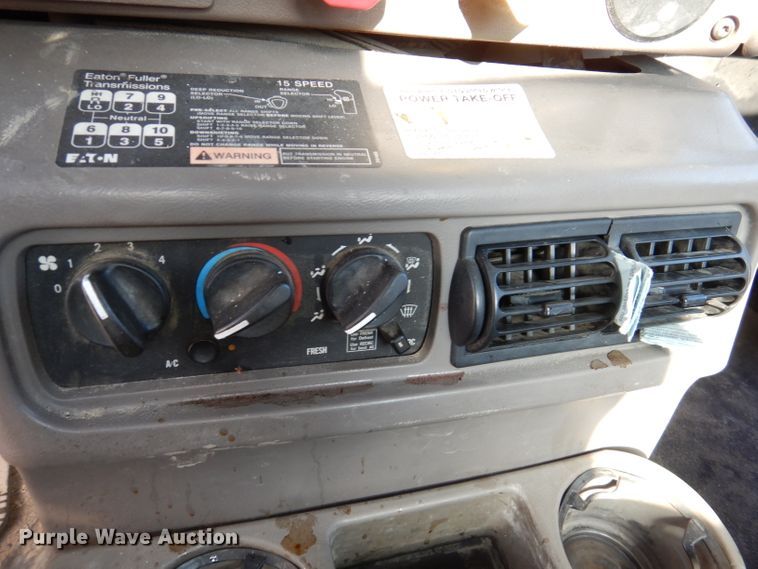 image for item IN9851 2003 Mack CH613  semi truck