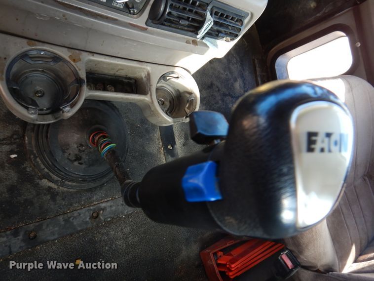 image for item IN9851 2003 Mack CH613  semi truck