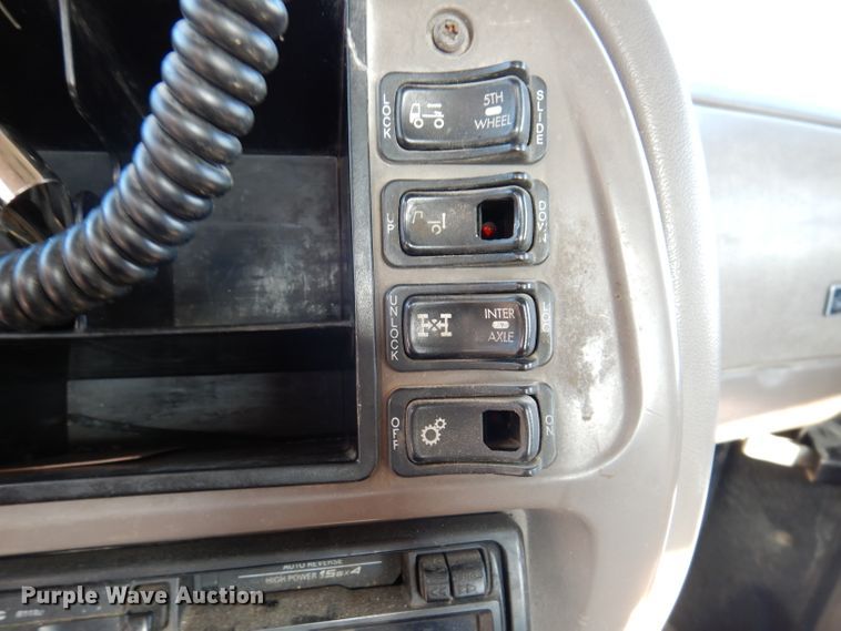 image for item IN9851 2003 Mack CH613  semi truck