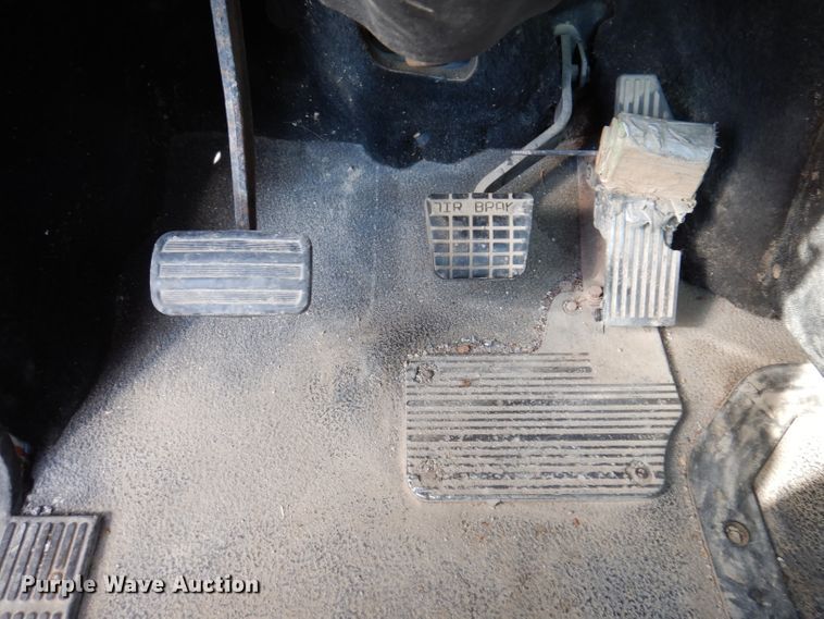 image for item IN9851 2003 Mack CH613  semi truck