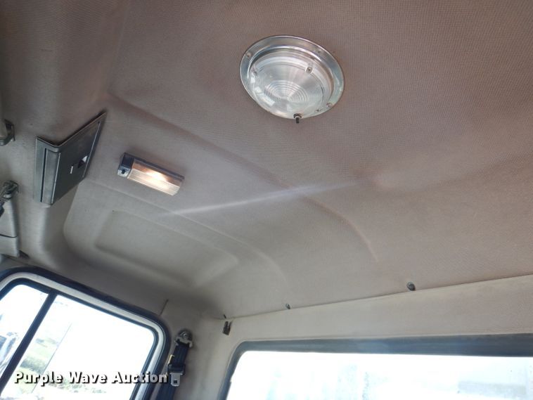 image for item IN9851 2003 Mack CH613  semi truck