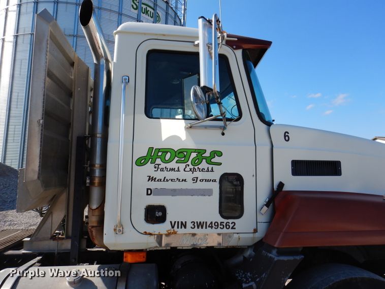 image for item IN9851 2003 Mack CH613  semi truck