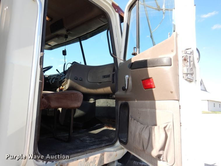 image for item IN9851 2003 Mack CH613  semi truck