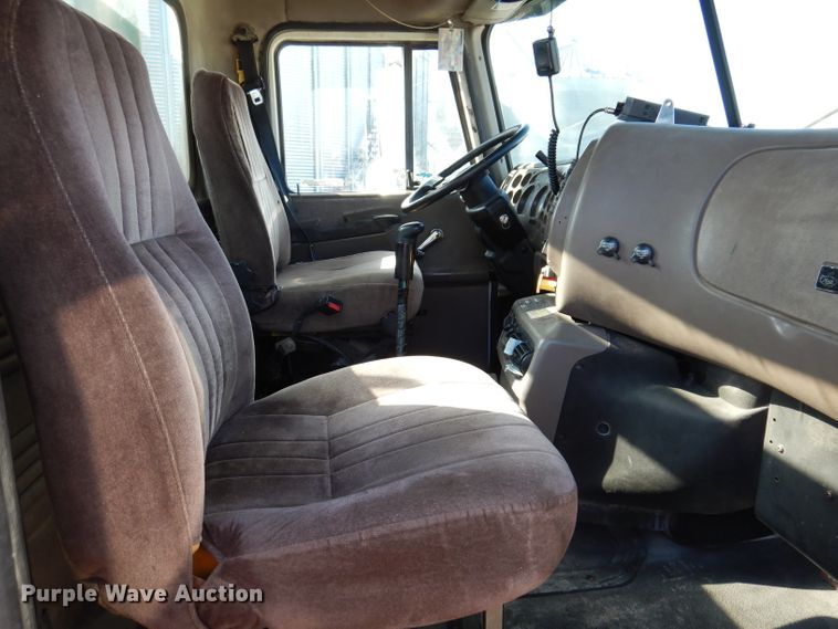 image for item IN9851 2003 Mack CH613  semi truck