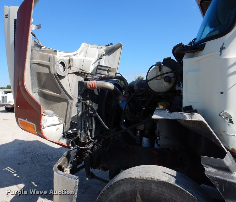 image for item IN9851 2003 Mack CH613  semi truck