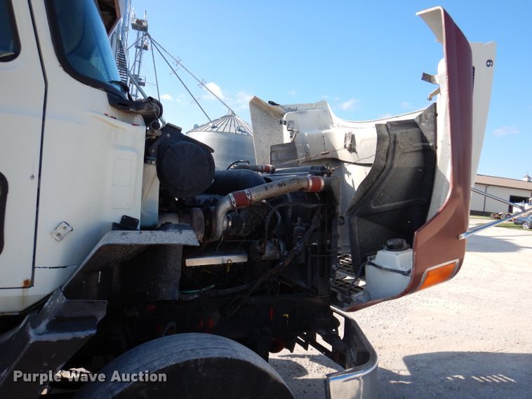 image for item IN9851 2003 Mack CH613  semi truck