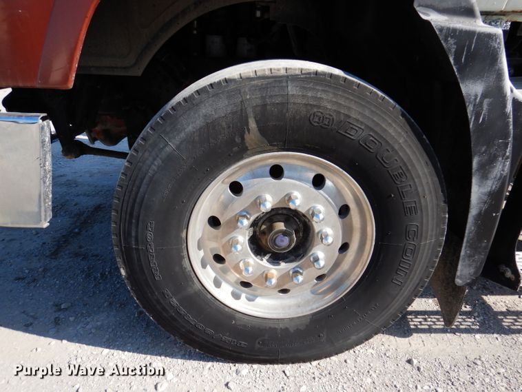 image for item IN9851 2003 Mack CH613  semi truck