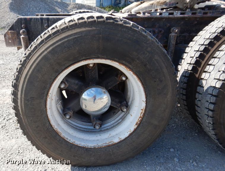 image for item IN9851 2003 Mack CH613  semi truck