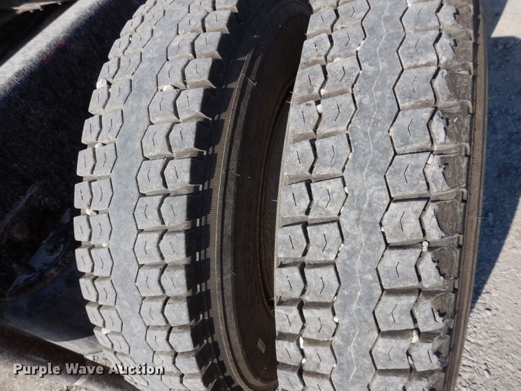 image for item IN9851 2003 Mack CH613  semi truck