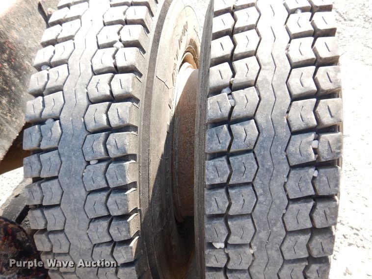 image for item IN9851 2003 Mack CH613  semi truck