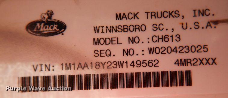 image for item IN9851 2003 Mack CH613  semi truck