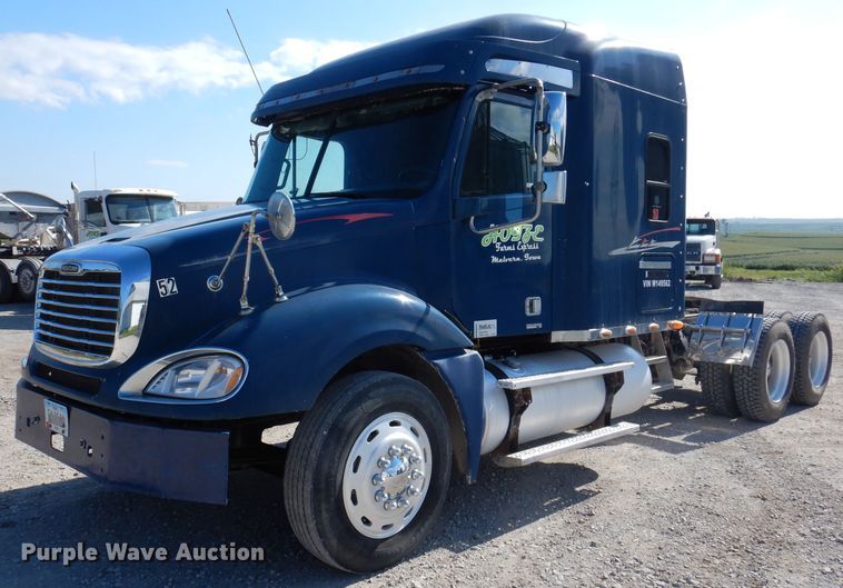 image for item IN9852 2001 Freightliner Columbia 120  semi truck