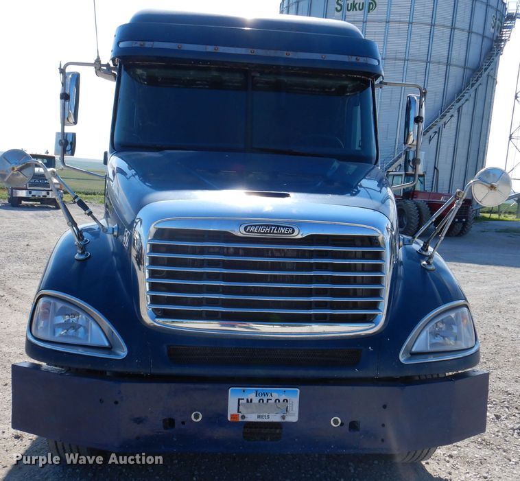 image for item IN9852 2001 Freightliner Columbia 120  semi truck