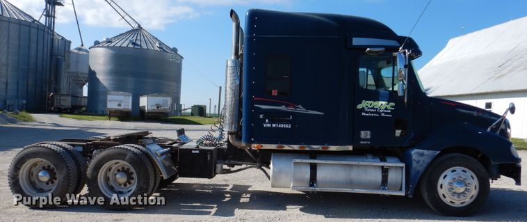 image for item IN9852 2001 Freightliner Columbia 120  semi truck