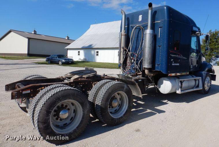 image for item IN9852 2001 Freightliner Columbia 120  semi truck