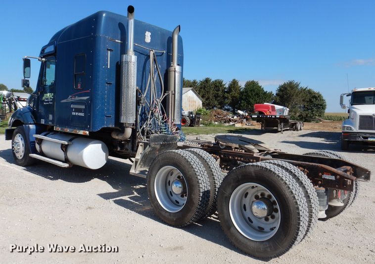 image for item IN9852 2001 Freightliner Columbia 120  semi truck