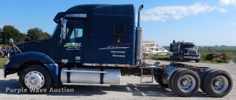 image for item IN9852 2001 Freightliner Columbia 120  semi truck