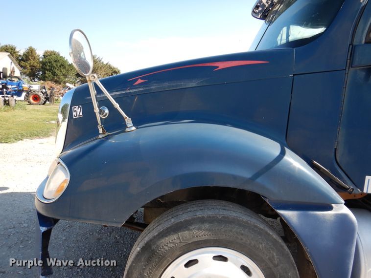 image for item IN9852 2001 Freightliner Columbia 120  semi truck