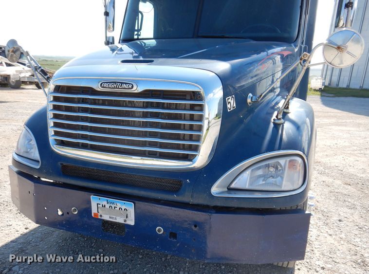 image for item IN9852 2001 Freightliner Columbia 120  semi truck