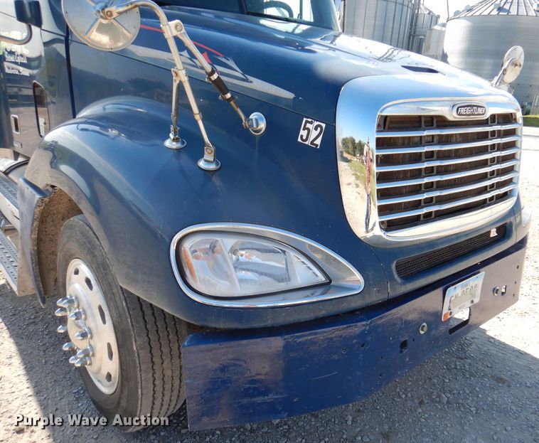 image for item IN9852 2001 Freightliner Columbia 120  semi truck