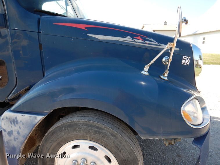 image for item IN9852 2001 Freightliner Columbia 120  semi truck