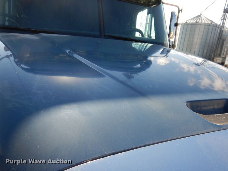 image for item IN9852 2001 Freightliner Columbia 120  semi truck