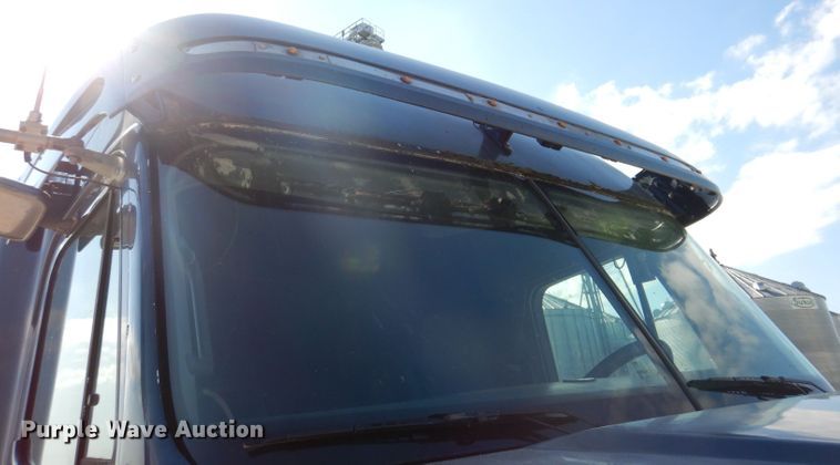 image for item IN9852 2001 Freightliner Columbia 120  semi truck