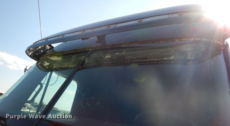 image for item IN9852 2001 Freightliner Columbia 120  semi truck