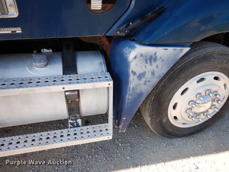 image for item IN9852 2001 Freightliner Columbia 120  semi truck