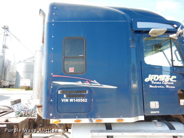 image for item IN9852 2001 Freightliner Columbia 120  semi truck