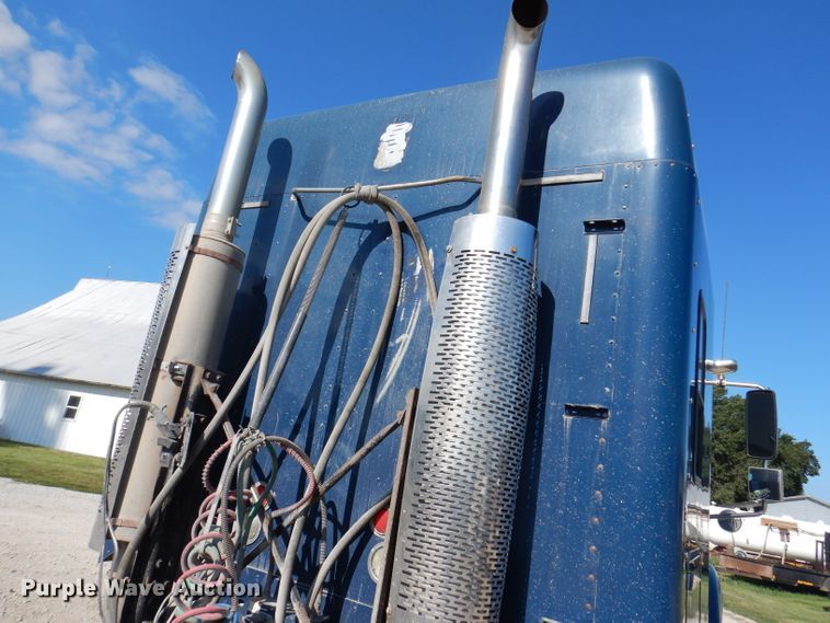 image for item IN9852 2001 Freightliner Columbia 120  semi truck