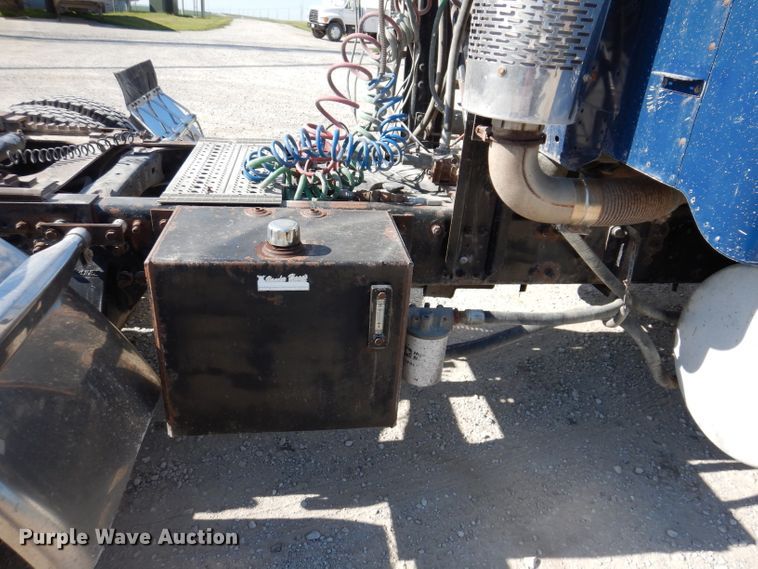 image for item IN9852 2001 Freightliner Columbia 120  semi truck