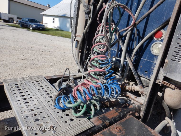 image for item IN9852 2001 Freightliner Columbia 120  semi truck