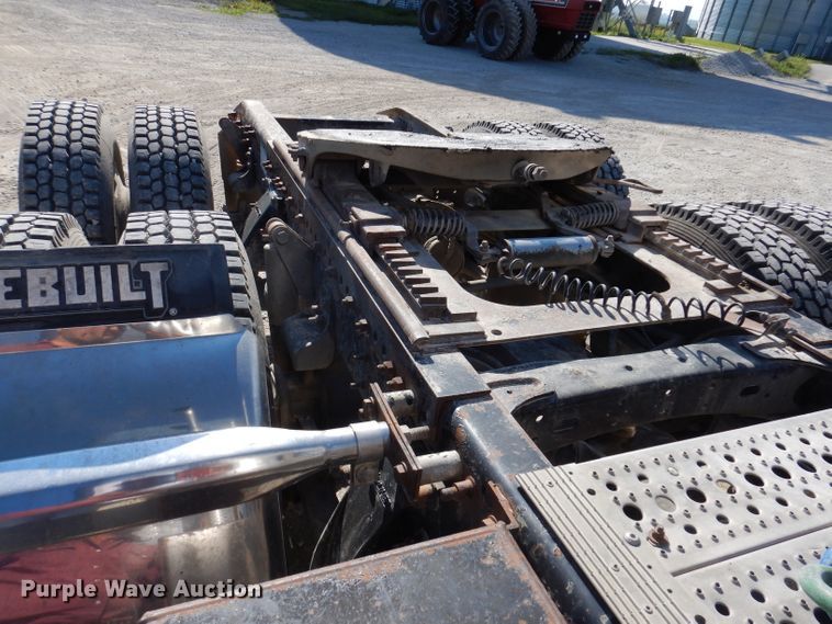 image for item IN9852 2001 Freightliner Columbia 120  semi truck